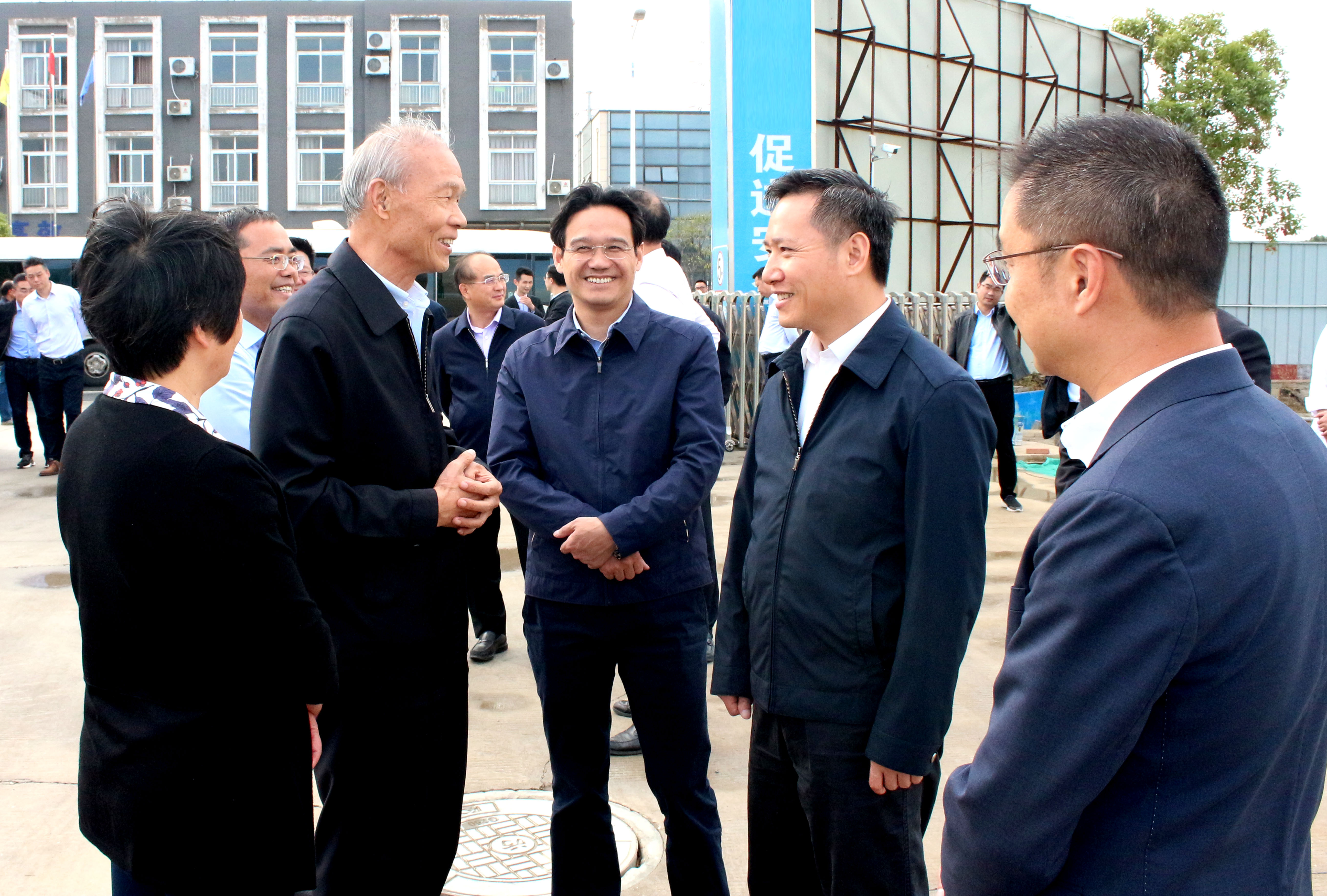 溧阳市四套班子向导一行来尊龙凯时人生就是搏电缆新厂区督查