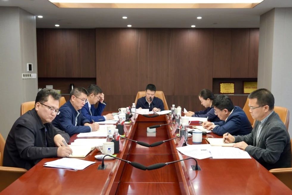 省bti体育集团党委理论进建中心组召开2024年第一次专题进建钻研会