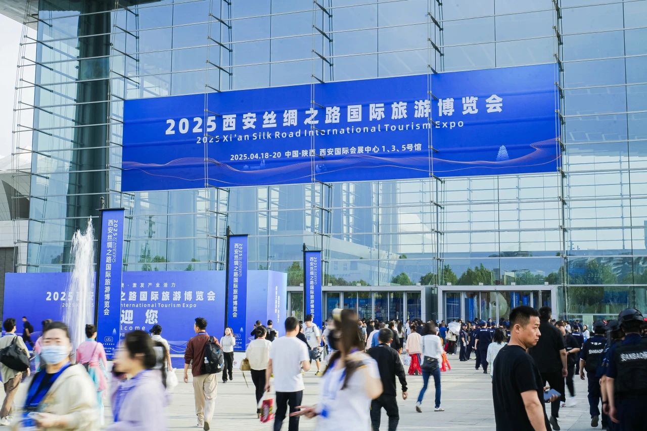 安逸号·熊猫专劣装开进”2025西安丝路旅博会！四川bti体育打造“移动的天府会客厅”