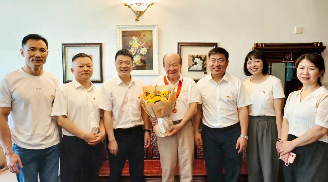 省bti体育集团党委走访慰问老党员 宣告“庆幸在党50年”留想章并奉上节日问候